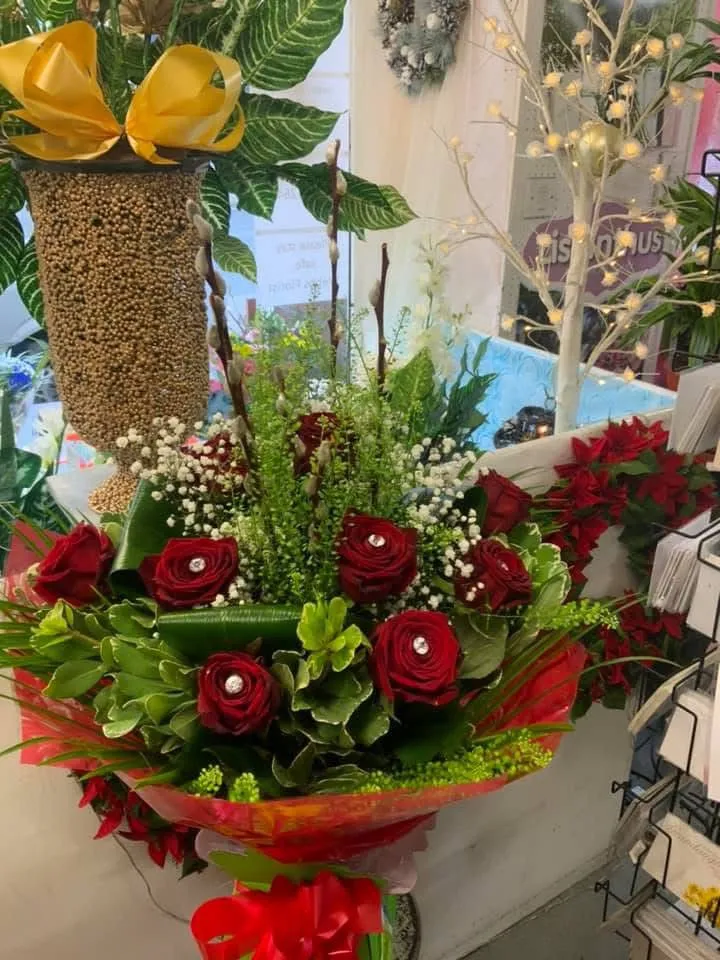 A bouquet of flowers is sitting on a table.